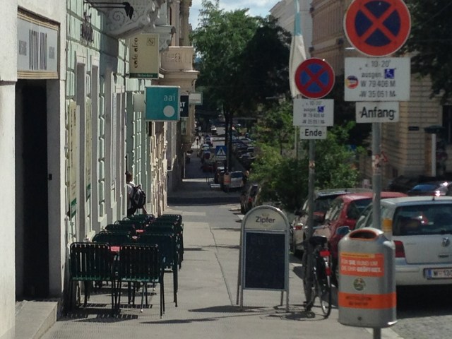 Gehsteig verstellen ist keine gute Werbung!